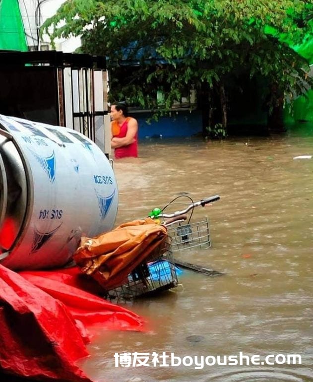 缅甸仰光遭暴雨袭击,多地道路被淹,部分地区水深淹及腰部