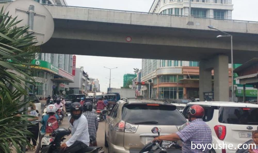 柬埔寨男子闹市跳桥自杀，致交通短时间瘫痪